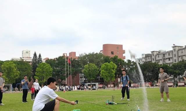 兴致勃勃，斗志昂扬（一个女孩的自信与力量）