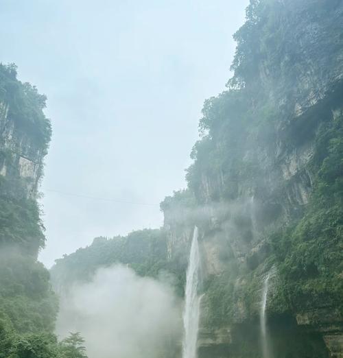 有关大峡谷雨天风景介绍句子的句子怎么写（《雨洗千山翠，雾锁大峡谷》）