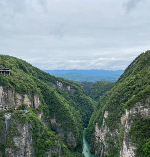 有关大峡谷雨天风景介绍句子的句子怎么写（《雨洗千山翠，雾锁大峡谷》）
