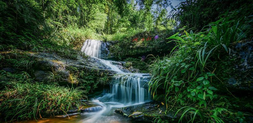 漫步山水间，领略人间美景（漫步山水间）