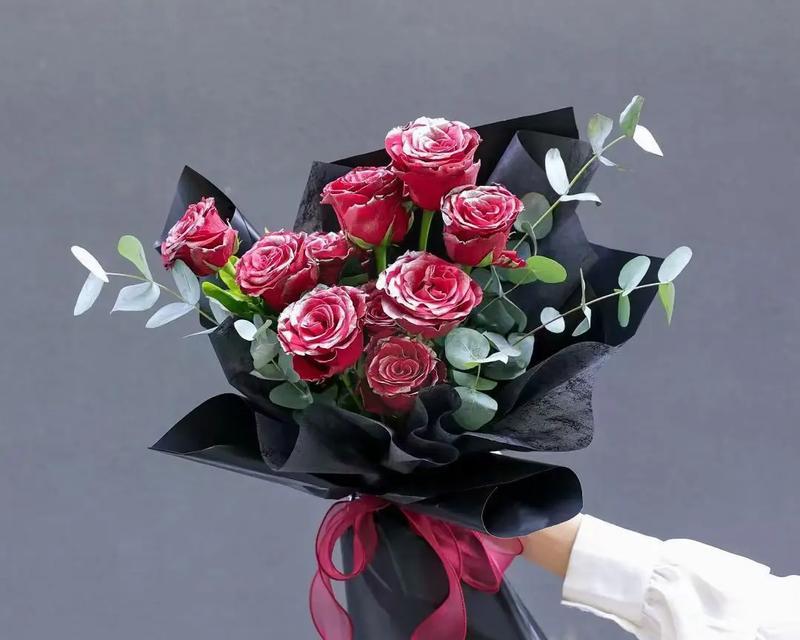 七夕花束的美丽与情感（用花语诠释恋爱的深情）