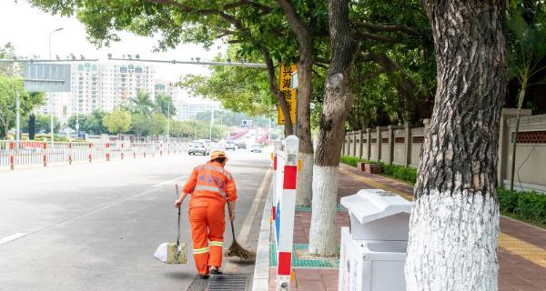 他们用勤劳的双手，为城市增添了无限的美丽（他们用勤劳的双手）